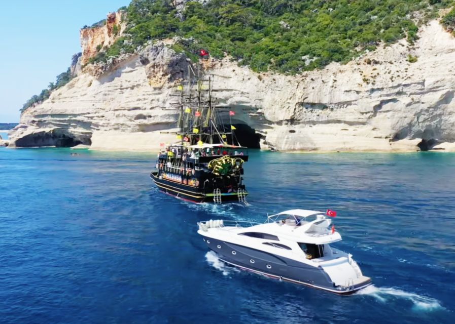 Kemer/Antalya/Belek/Kundu, Exciting Pirate Ship Adventure - The Foam Party Moment: Fun, Noise, and a Real Crowd-Pleaser