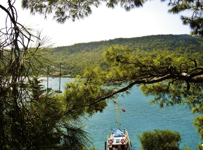 Relaxing Boat Trip with Lunch and Drinks - Lunch onboard: simple, easy, and placed at the right time